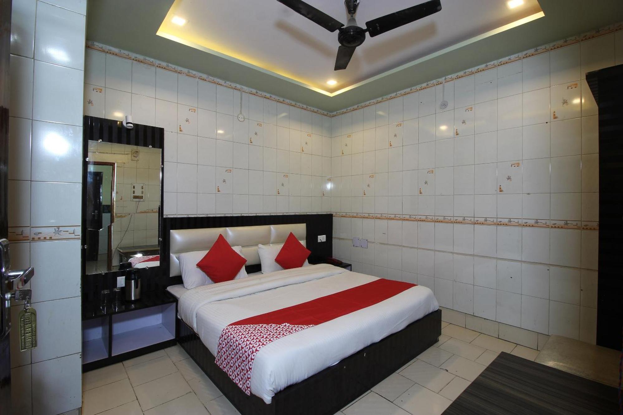 Hotel O Blue Diamond Varanasi Bagian luar foto
